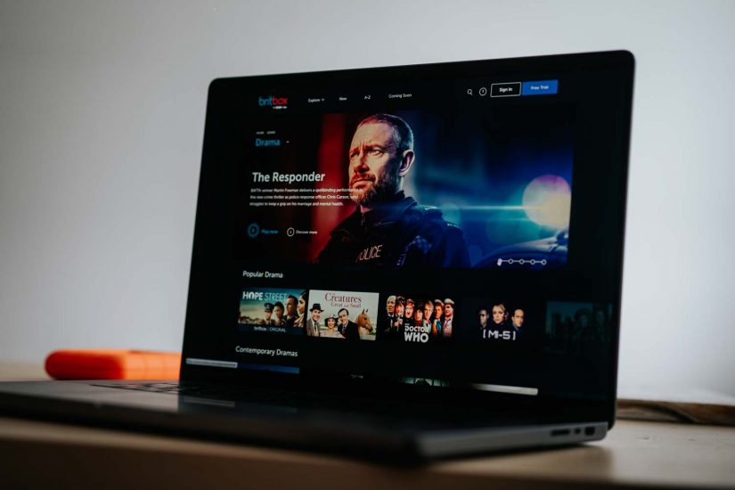 如何在西班牙观看 BritBox  如果你想在西班牙观看 BritBox，可以按照以下步骤操作：  1. **选择合适的 VPN**：由于 BritBox 在某些地区受到地理限制，使用 VPN（虚拟私人网络）可以帮助你突破这些限制。选择一个可靠的 VPN 服务，并确保它能够连接到 BritBox 所支持的地区（如英国或美国）。  2. **安装并设置 VPN**：在你的设备上下载并安装 VPN 应用程序。根据提供商的指导进行设置，并连接到所需的伺服器地点。  3. **创建 BritBox 帐户**：如果你还没有 BritBox 帐户，可以在 VPN 连接后访问 BritBox 官方网站，然后注册帐户。  4. **选择订阅计划**：根据你的需求选择合适的订阅计划，然后完成支付过程。  5. **开始观看**：一旦你的帐户设置完成，登录 BritBox，然后就可以享受其中的节目和电影。  请注意，使用 VPN 可能违反某些服务的服务条款，因此在使用之前务必了解相关风险。